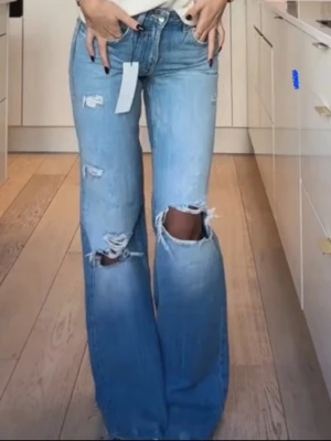 Zara jeans med hål  - Snygga populära Zara jeans med hål i💓