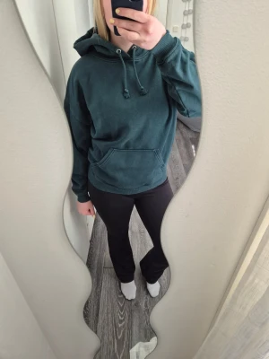 Grön hoodie  - Grön hoodie i fint material❣️ Bra skick, knappt använd❣️
