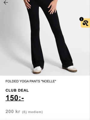 Svarta yoga pants Noelle, aldrig använd - helt nya å prislapp kvar. Säljer ett par svarta yoga pants från Noelle med utsvängda ben och hög midja. Byxorna har en mjuk och stretchig passform som sitter snyggt och bekvämt. Perfekta för chill eller träning. Klassisk svart färg som passar till allt.