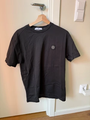 Svart Stone Island t-shirt - svart t-shirt från Stone Island med klassisk logopatch på bröstet.