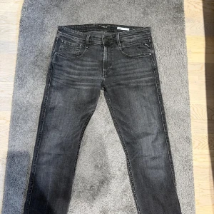  Svarta Replay jeans - Riktigt snygga svarta Replay jeans i storlek 33/34. 187 på bilden och väger 80kg. Sitter bra i längden men är snäppet för lösa runt midjan, då 32 brukar vara mitt mått. 
