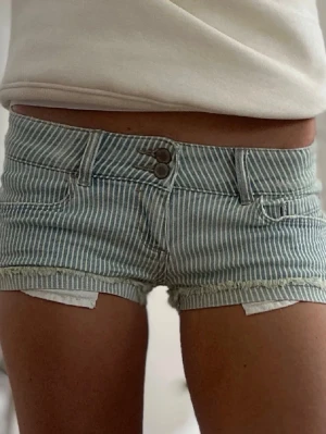 Lågmidjade chic shorts  - Storlek 38 (M), stretch finns. Obs, modell bär storlek 34 (XS). Rakt över midjemått: 39cm. Skickas inom 24h. Se liknande plagg i min profil! 