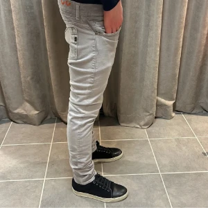 Grå Dondup Jeans - Snygga grå Dondup jeans i strl 32!!! Väldigt bra skick,, väldigt eftertraktade.