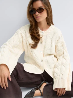 Vit kabelstickad kofta med knappar - Säljer denna otroligt fina koftan från gina aldrig använd med prislapp kvar storlek S