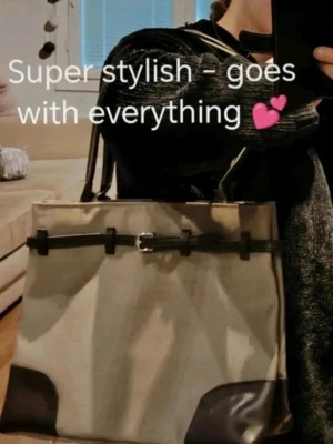 Vintage beige och brun tote handväska❤️  - Stilren tote handväska i beige canvas med mörkbruna detaljer i läderimitation. Väskan har dubbla axelband och dekorativt bälte framtill😍 Perfekt för dig som gillar klassisk och enkel design med en modern twist😌 