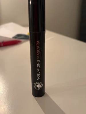 Volumizing Mascara från Depend - Aldrig använd! Volumizing Mascara från Depend i svart hylsa. Ger fransarna extra volym och har en smidig tub på 4 ml. Perfekt för att framhäva ögonen med fylligare fransar. Enkel att ta med i väskan och applicera när som helst.