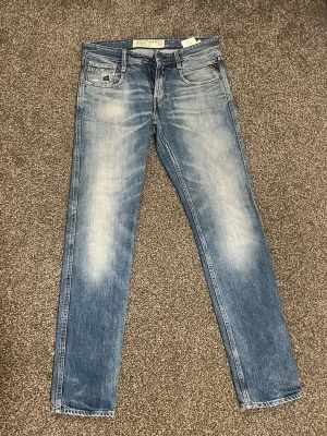 Blå slim fit jeans från Replay - Replay anbass| mycket bra skick| W30 L32- sitter väldigt bra på mig som är 180 och väger 62kg!  Galet feeeeta 