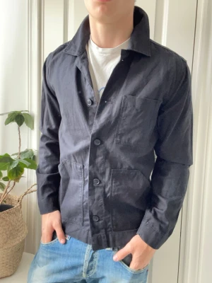 These glory days overshirt  - These glory days overshirt svart - riktigt snygg och stil ren. Inga defekter! Modellen i bilderna är 180 cm 75 kg och bär Storlek S , Kom med frågor! 🌟 (Kan gå ned i pris vid köp av paket 😉) 