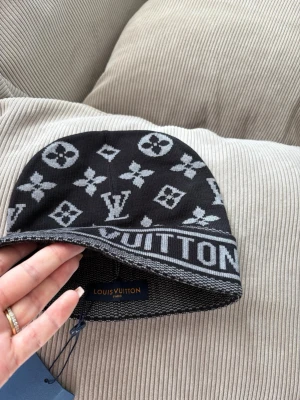 Mössa - Snygg svart mössa storlek xs/s tjockt och fint material 