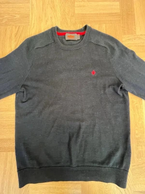 Blå Morris tröja  - En riktigt snygg stickad tröja från Morris. Den är använd men i ett väldigt bra skick. Den är i storlek xs. Bara att skriva vid funderingar eller frågor, priset är ej hugget i sten 