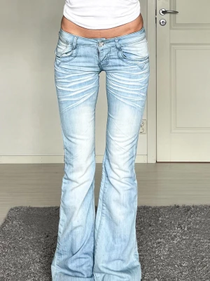 Jeans - Midjemått: 35cm rakt över, innerbenslängd: 81cm 💗