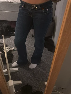 Mörkblå bootcut jeans - Säljer ett par mörkblå bootcut jeans från lager 157 då de är lite för tajta i midjan. Inga defekter