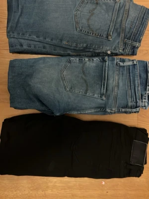 3 par för 600!! - Säljer tre par jeans 2 par Jack and Jones och ett svart par tiger of sweden byten går defentitvt 
