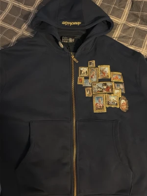 Derschutze gallery Zip hoodie  - Säljer min Derschutze zip i S. Då den inte allmänt passar som jag ville att den skulle. Tag finns men hittar ej kvittot bland mailen. Märket Derschutze släpper i drops och är oftast limiterade! Vid snabbaffär är jag flexibel. Ej använd!!!
