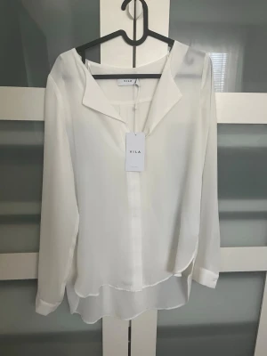Vit blus - Helt ny vit blus från vila, skriv för frågor!💕