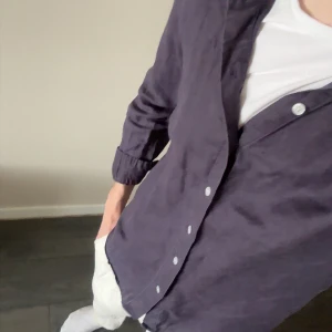 Navy 100% linneskjorta från S&T Studios  - Säljer en stilren navy skjorta från S&T Studios i 100% linne. Skjortan är i storlek S 