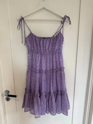 Lila klänning - Lila blommig klänning från newyorker storlek S💞