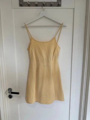 Gul klänning - Gul/vit klänning med knytning i ryggen från topshop storlek XS💞