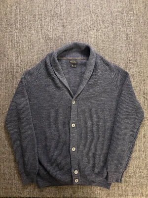 Mörkgrå kofta med sjalkrage - Sjukt eftertraktad Massimo Dutti kofta i marinblå – stl M | Fint skick | Stilren färg | Populär modell | Säljs snabbt | Skickas inom 24h 📦 | Snabb affär = bättre pris ✌️