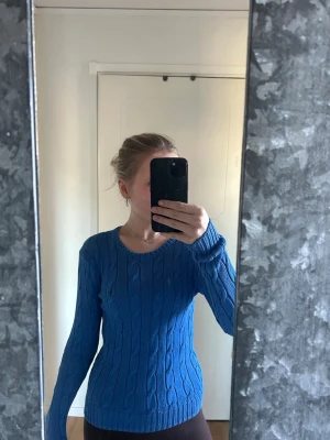Blå tröjan från Polo Ralph Lauren - Säljer nu min blåa kabelstickad tröja från Polo Ralph Lauren.☺️