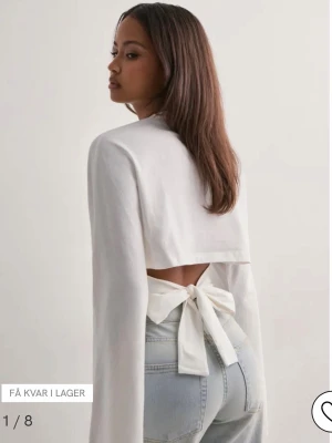 Vit topp med knyt i ryggen - lång topp med öppen rygg som verkligen är sååå fin. från nelly❤️