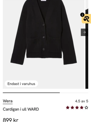 Svart ullkofta från Wera - Klassisk svart cardigan i ull från Wera med v-ringning, tre knappar framtill och två stora fickor. Ribbstickade muddar vid ärmslut och fickor ger en snygg detalj. Perfekt för lager-på-lager och enkel att matcha med allt.