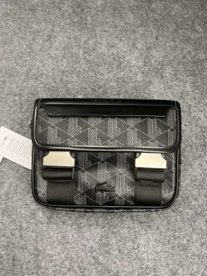 Lacoste väska - Helt ny. Perfekt för sommaren. 17x21x9cm