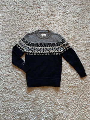Marinblå stickad tröja från superdry - Säljer denna riktigt feta stickade tröja från SuperDry!🍾| Storlek: M | Skick: 9/10 | Skriv vid frågor och intresse!🤝