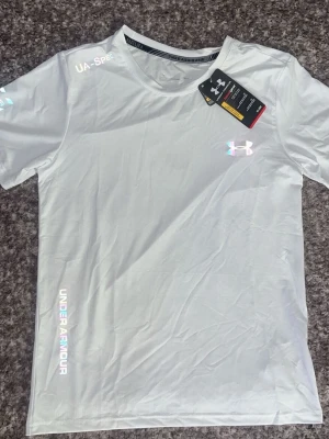 Under Armour Reflective Tshirt  - Helt ny & Oanvänd ✔️, Kommer med tags 🏷, Storlek L ✔️, Reflective ✔️, Skickas inom 1 dag 🚀, kontakta gärna för mer info ☺️