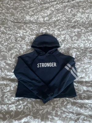 Snygg hoodie från Stronger - s - Snygg träningshoodie i storlek S. Jättefint skick! Aldrig använd 💕💕