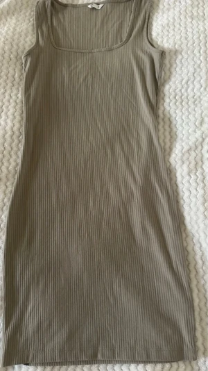 Klänning - Ribbstickad mid klänning köpt på cubus i storlek S. Använts ett fåtal gånger men inga defekter fint skick. 🩷