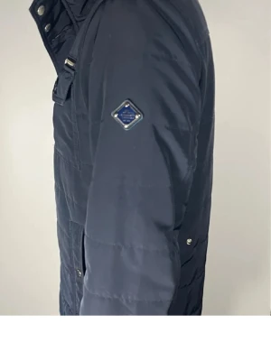 Mörkblå j lindeberg fieldjacket - Säljer nu denna j lindeberg fieldjacket i väldigt bra skick, inga defekter eller liknande. Vid frågor så skriv!