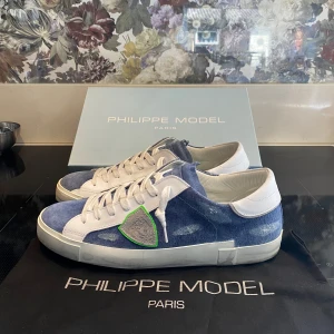 Philippe Model skor  - Säljer dessa oerhört snygga och trendiga skor i storlek 44. Passar 43 också. Skick: 10/10 nyskick! Box, dustbag och tags medföljer! Priset kan eventuellt diskuteras vid snabb affär! 