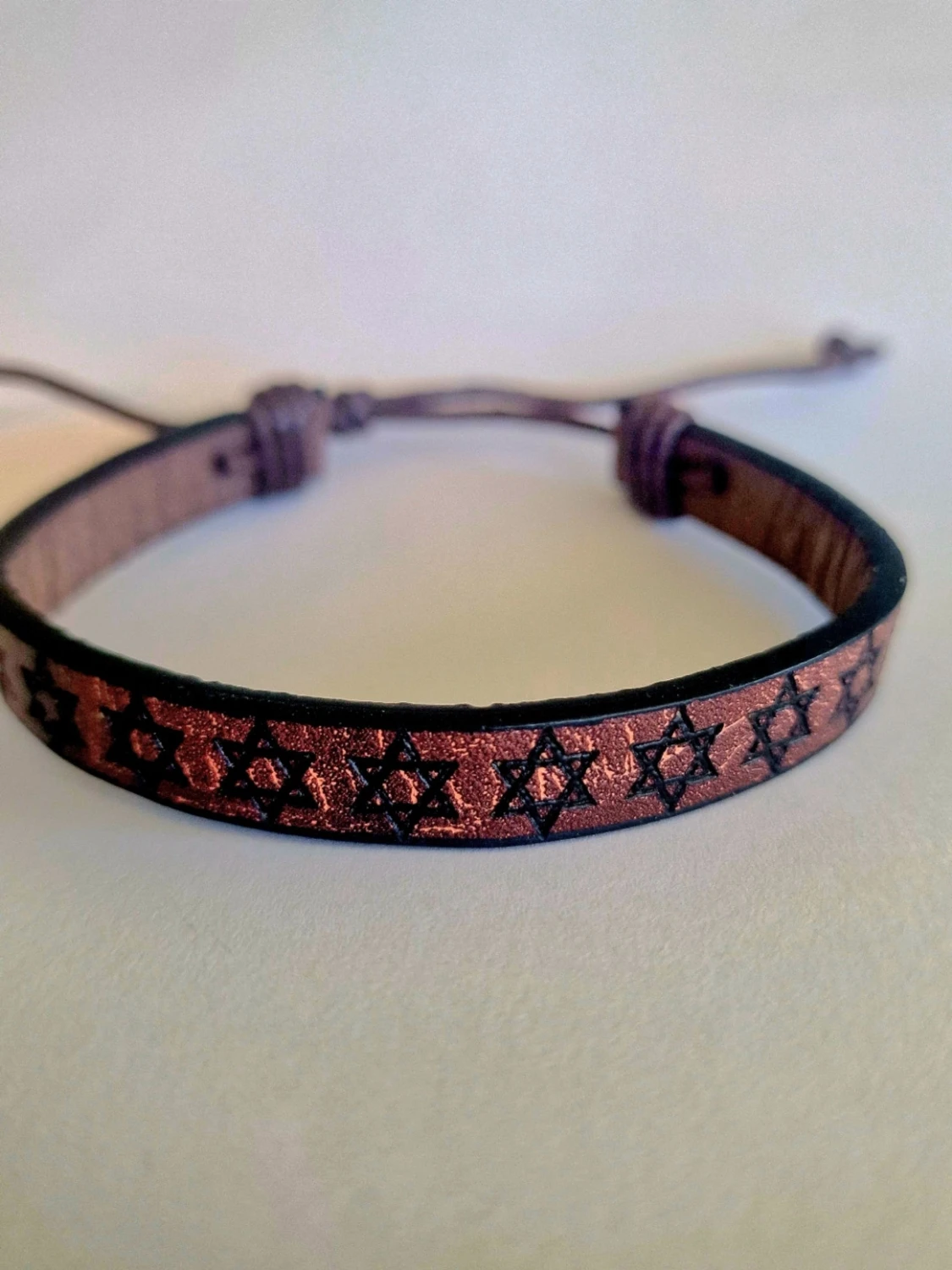 Brunt läderarmband med stjärnmönster