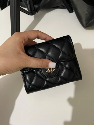 Svart quiltad plånbok  -  Perfekt för dig som gillar lyxiga accessoarer