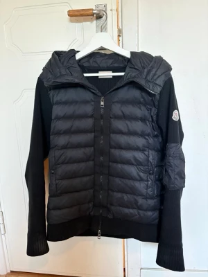 Svart dunväst med huva från Moncler - Snygg svart cardigan från Moncler perfekt nu till våren/sommaren☀️