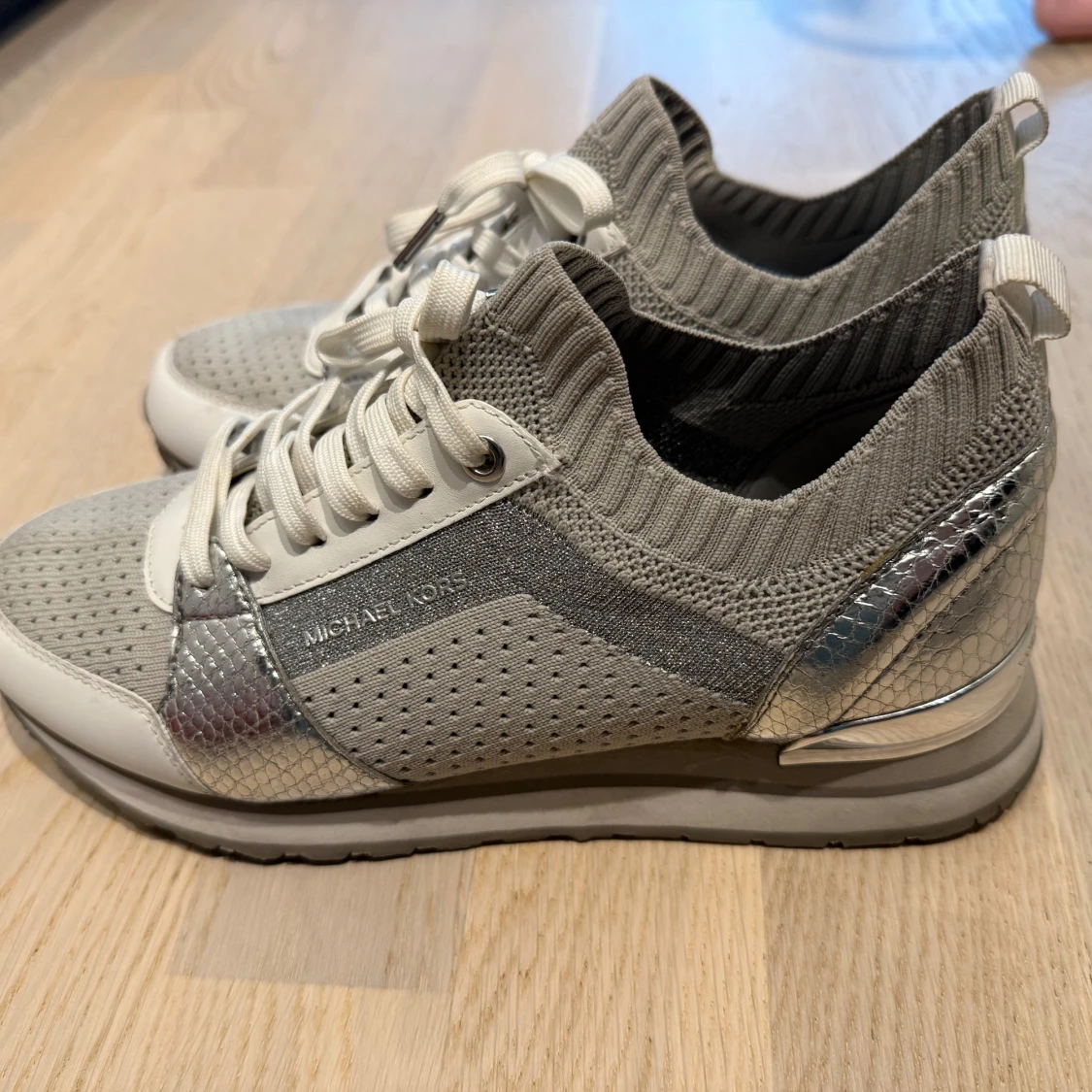 Michael Kors sneakers i silver och beige - 3