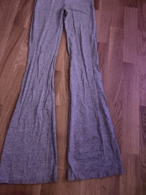 Grå utsvängda leggings från Lager 157 - Grå leggings från Lager 157 i mjukt stretchigt material. Måstes bara stryka till annars är de jätte bra! Jag ser till att jag stryker dem innan jag fraktar! Storlek S fast är stretchig