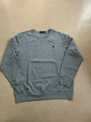 Ralph lauren crewneck grå storlek large  - Ny Ralph Lauren sweatshirt i klassisk stil. Perfekt vardagsplagg som alltid är efterfrågat.  Oanvänd Stilren och lättmatchad Herr modell  Snabb frakt 🚚