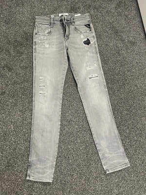 Grå slitna Replay anbass jeans - Replay anbass| W27 L32| mycket bra skick. Passar mig bra som är 180 och väger 62kg! 