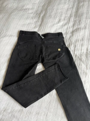 Svarta jeans från Freddy - Säljer ett par svarta jeans från Freddy. Klippta nertill för snyggare look.