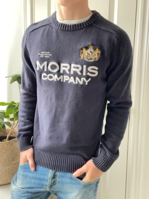 Morris stickad tröja  - Morris stickad tröja, Inga defekter! Modellen i bilderna är 180 cm 75 kg och bär Storlek L , Kom med frågor! 🌟 (Kan gå ned i pris vid köp av paket 😉) 