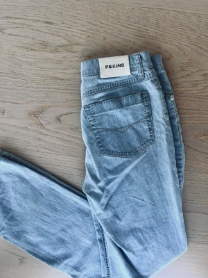 Ljusblå jeans från PS - Säljer skitsnygga trendiga jeans från PS i ljusblå tvätt🩷🩷🙏🏼