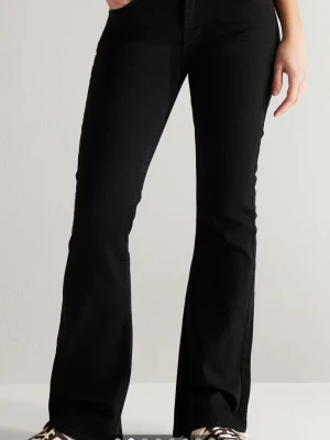 Svarta bootcut jeans med utsvängda ben - Snygga svarta bootcut jeans med utsvängda ben och klassisk femficksdesign. Jeansen har låg midja och är tillverkade i stretchigt denimtyg för en bekväm passform. Perfekta för dig som gillar en trendig siluett. OANVÄNDA