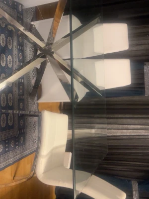 Stort glasbord med metallben - Säljer ett stort rektangulärt glasbord med transparent bordsskiva och ben i kromad metall som korsar varandra i en modern design. Perfekt som matbord eller till större sällskap. Bordet har en stilren look och ger ett lyxigt intryck i rummet.