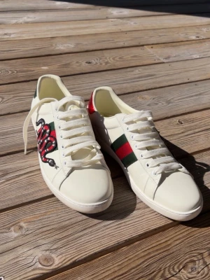 Gucci ace vita med orm - Endast använda ett fåtal gånger. Säljer då de är lite för små för mig. Skriva gärna om ni har några funderingar 