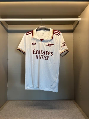 Arsenal tredje ställ FEL NUMMER! KAN TA BORT NUMMRET - 👕Storlek:S Namn:EZE  #7  📦Fraktar samma eller nästa dag. 💬 SKRIV OM NI HAR FRÅGOR!