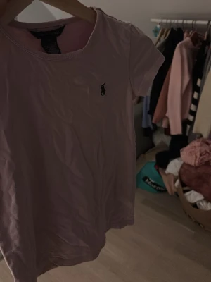 Ralph lauren t-shirt - Rosa ralph lauren t shirt. Storleken är som en xxs. Använd några gånger men annars inga synliga tecken på användning❣️