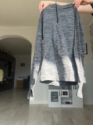  Långärmad träningströja - Snygg långärmad träningströja med halv dragkedja framtill och tumhål i ärmsluten. Tillverkad i ett stretchigt och andningsbart material som passar perfekt för löpning eller gym. Tröjan har en sportig passform och är riktigt bekväm🤍Kolla in min profil för fler fina och trendiga plagg!