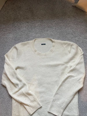 Kaschmir tröja från Polo Ralph Lauren - Vit tröja i 100% fin kaschmir från Ralph Lauren i storlek M, loggan saknas då den har lossnat men man vet att den är från Ralph lauren på serienummret i sista bilden. Inga anmärkningar eller skador alls utöver att ”polo Ralph lauren” lappen lossnat.